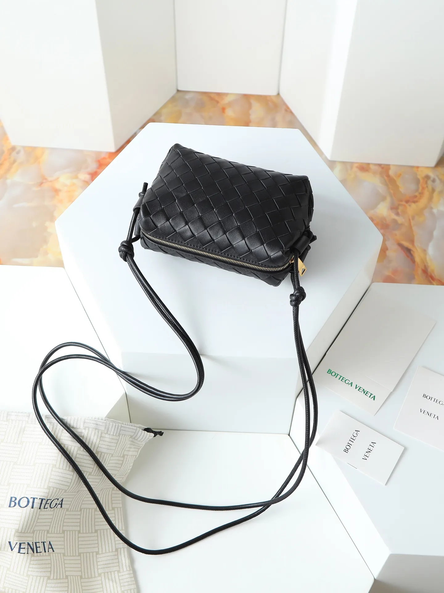 Batch 1300. 𝗕𝗼𝘁𝘁𝗲𝗴𝗮 𝗩𝗲𝗻𝗲𝘁𝗮———— The latest version of the loop camera bag💥 at the BV King of Cost-Effectiveness counter, large woven texture➕As always, ultra-high-quality lambskin, with zippers and adjustable drawstrings, it is especially suitable for the belly💫It can fit anything, and it is very light in weight. It is suitable for girls of all ages. Size: 17*10*6 Style number: 680254